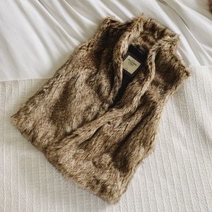 Abercrombie & Fitch Jackets & Coats - Abercrombie & Fitch - Faux Fur Vest Abercrombie & Fitch Jackets & Coats - Abercrombie & Fitch - Faux Fur Vest